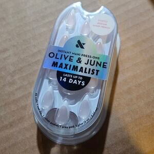 Olive & June Maximalist Mani Press-On Nails Stiletto Medium Shaep French